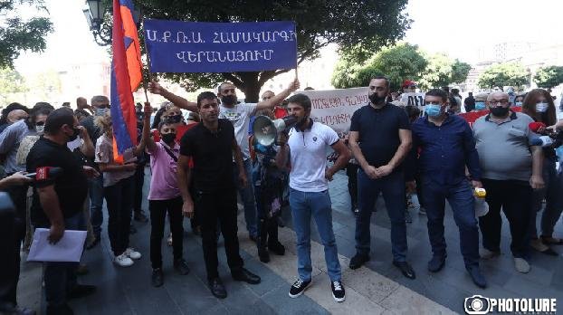 «Нет кредитному грабежу»: акция протеста у здания правительства Армении