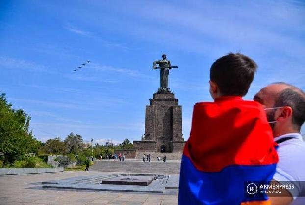 Истребители совершили праздничные полеты в небе над Ереваном