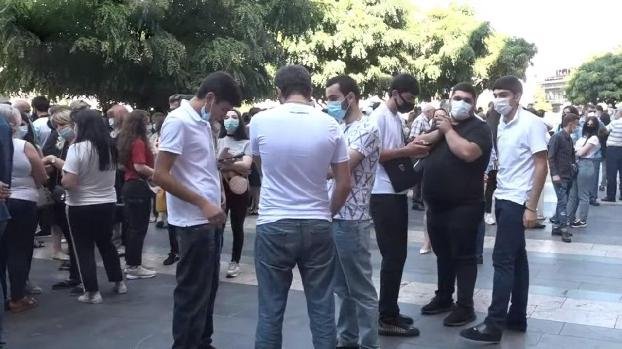 Акция студентов и преподавателей АГЭУ: они требуют утвердить Диану Галоян в должности ректора