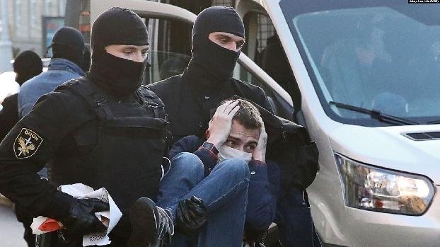 Очевидцы сообщили о стрельбе в Минске, ОМОН применил водомёты