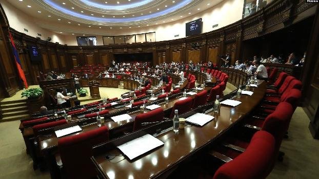 Парламент Армении принял заявление, осуждающее развязанную Азербайджанoм военную агрессию против Карабаха