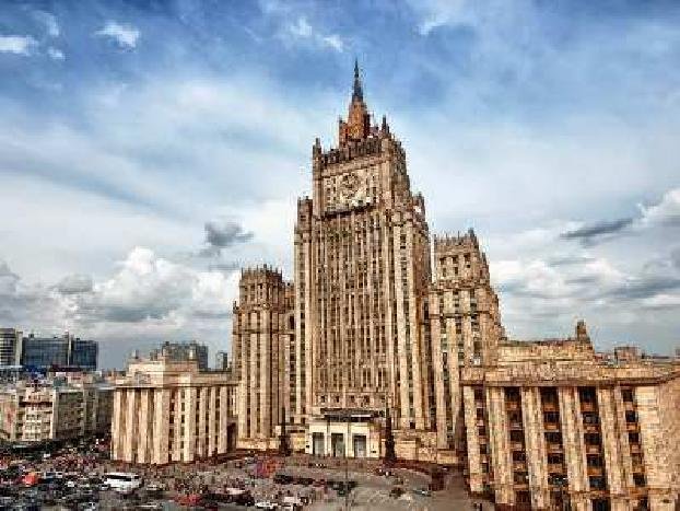 Машины послов Армении и Азербайджана в Москве находятся у высотного здания МИД РФ