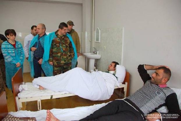 Президент Арцаха и его супруга посетили военнослужащих, раненых в ходе агрессии Азербайджана