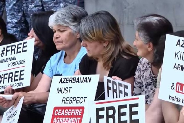 Родные пленных у здания правительства Армении проводят акцию протеста