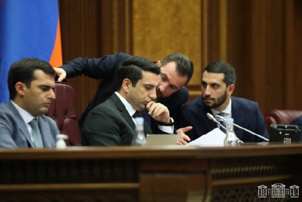 В Национальном собрании Армении продолжается избрание председателей постоянных комиссий