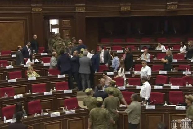 В Парламенте напряженная ситуация: в зале заседаний сотрудники Службы безопасности