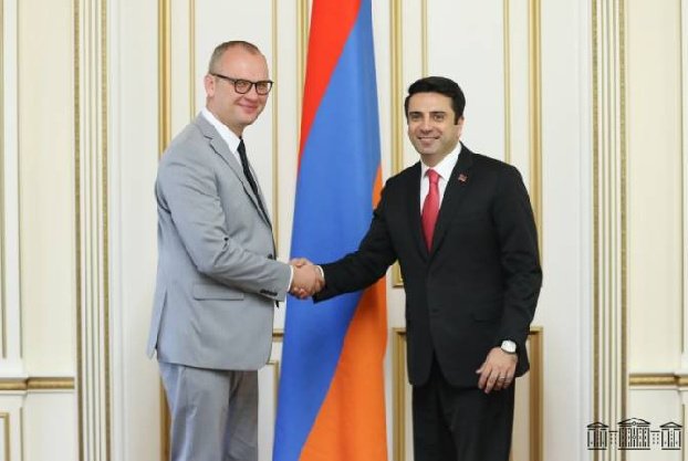 Симонян и Сандыков договорились провести расширенную встречу с представителями русской общины