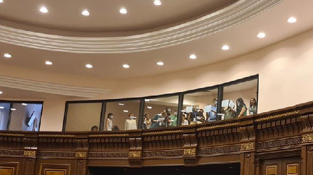 Журналисты провели акцию протеста в НС