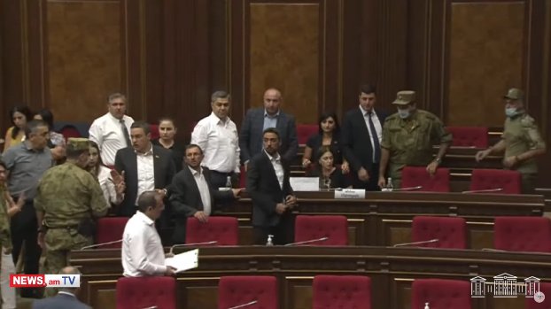 Обстановка в парламенте Армении вновь накалилась