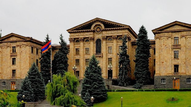 В парламенте Армении началась потасовка во время выступления Пашиняна