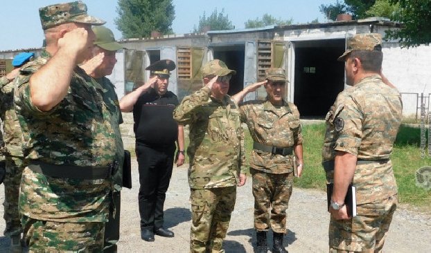 Глава Минобороны Армении побывал в ряде воинских частей и пообщался с резервистами
