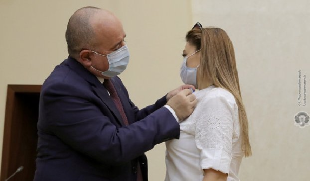 Министр обороны Армении наградил медиков, спасавших раненых в ходе войны в Арцахе