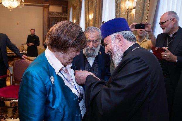 Гарегин II наградил баронессу Кокс орденом «Святой Саак-Святой Месроп»