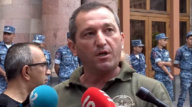 «В Арцахе коррупция снова обрела широкий размах»: акция у здания правительства Армении
