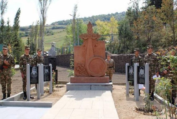 Церемония открытия памятника павшим в 44-дневной войне прошла в одной из воинских частей ВС РА