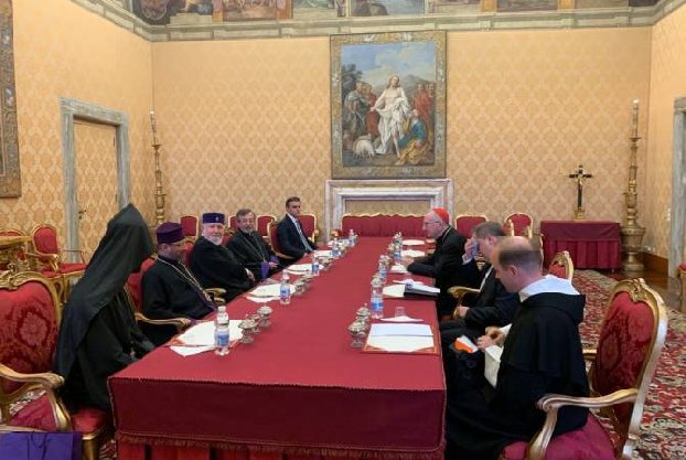 Татоян госсекретарю Ватикана представил доклады о пытках азербайджанцев и жестоком обращении с пленными