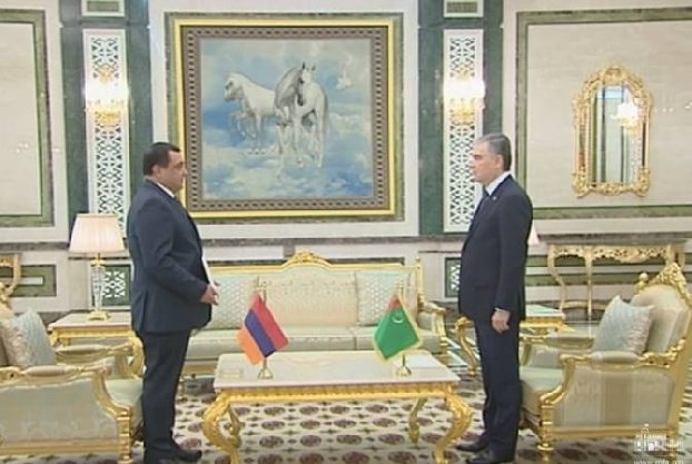 Посол Армении вручил президенту Туркменистана верительные грамоты