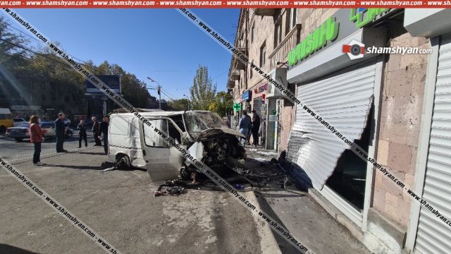 В Ереване грузовой микроавтобус влетел в магазин игрушек и аптеку