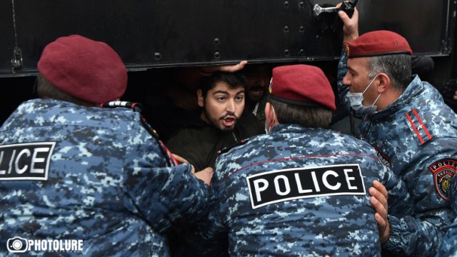 Перевозившая подвергнутых приводу с Площади Республики граждан полицейская машина попала в ДТП