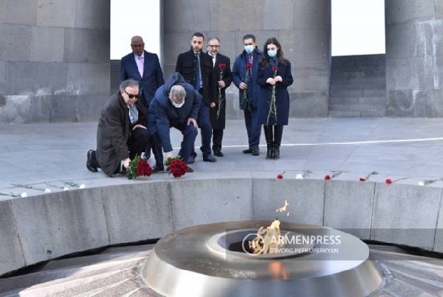 Delegates of the Supreme Presidential Committee on Palestinian Churches Visit the Armenian Genocide Memorial