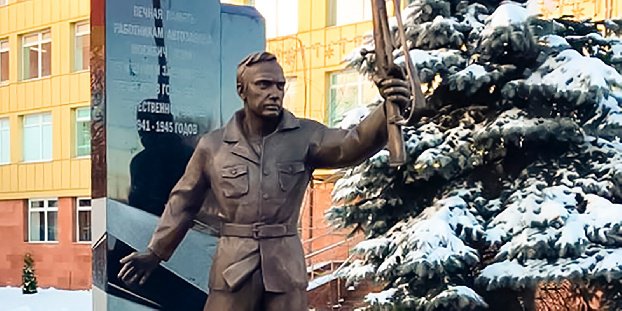 A monument to soldiers - workers of AZLK was erected in the southeast of Moscow