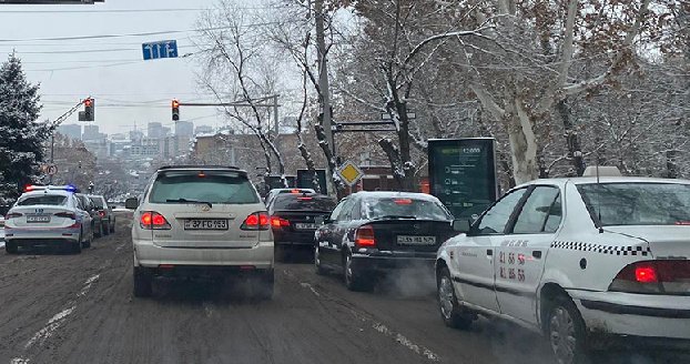 Бездействие мэрии затруднило движение в Ереване
