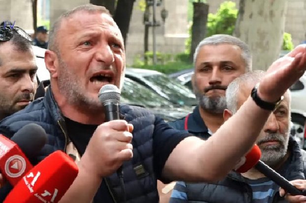 Военная полиция подвергла приводу отца героя 44-дневной войны Мхитара Галеяна