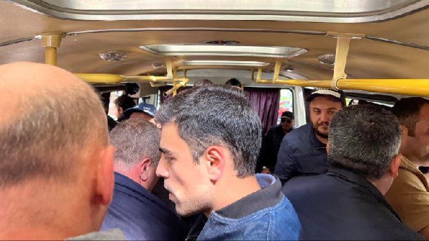 Бабаян: Группа граждан преградила путь полицейскому автобусу и освободила нас из незаконного заключения