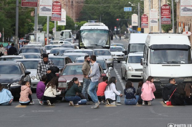 Оппозиция с утра перекрыла улицы в Ереване, есть подвергнутые приводу
