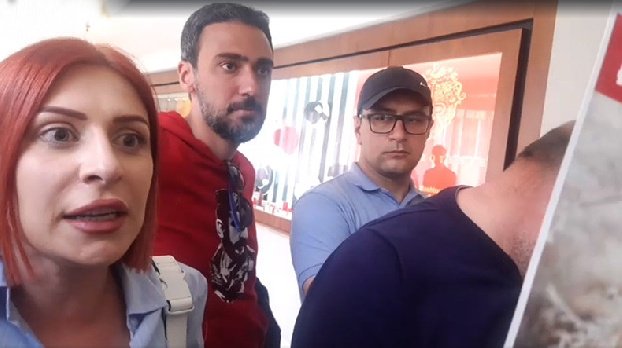 Вошедшим в гостиницу оппозиционным депутатам не позволили пройти в зал форума