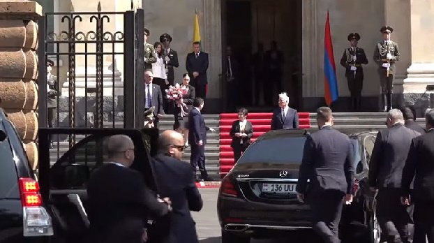 Кортеж президента Литвы въехал в президентскую резиденцию в Ереване под скандирования «Никол – предатель!», «Позор!»