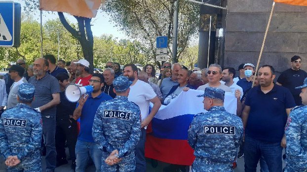 Группа армянских патриотов разогнала в Ереване акцию уронацистов у ворот российской миссии
