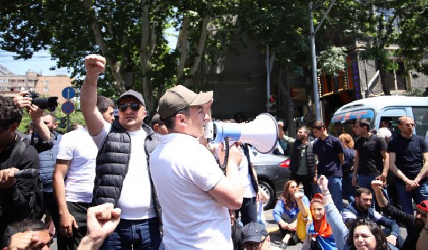 Оппозиция Армении сообщает об обысках в домах своих представителей
