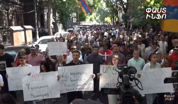 Участники акции с требованием отставки Пашиняна проводят шествие к зданию МИД Армении