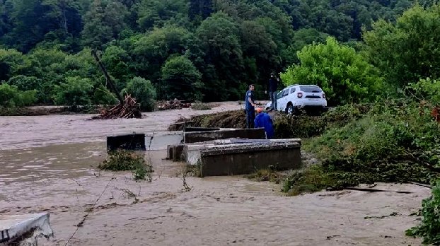 В Сочи два автомобиля с пассажирами смыло в море