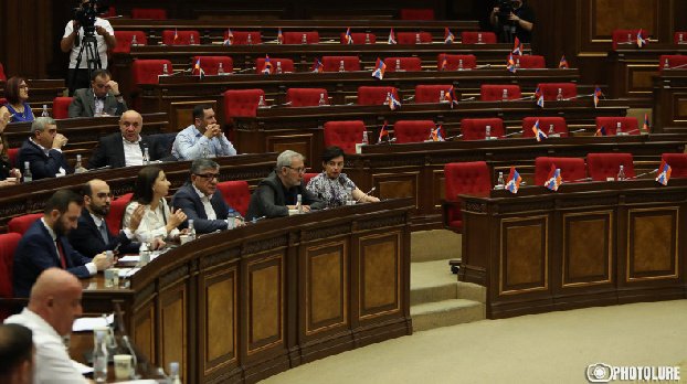 Депутаты от ГД с беспрецедентной скоростью и единогласно завершили голосование по лишению должностей Ишхана Сагателяна и Ваге Акопяна