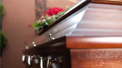 В США директора похоронного бюро засудили за обман семей покойников