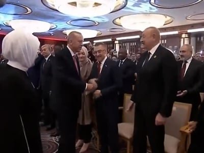 Эрдоган обнял Алиева и пожал руку Пашиняну