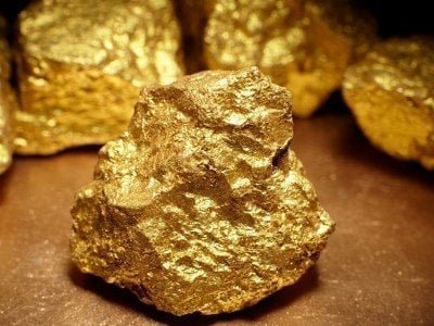 Стоимость золота незначительно растет