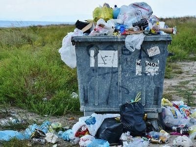 В Нигерии начали принимать оплату за школу мусором