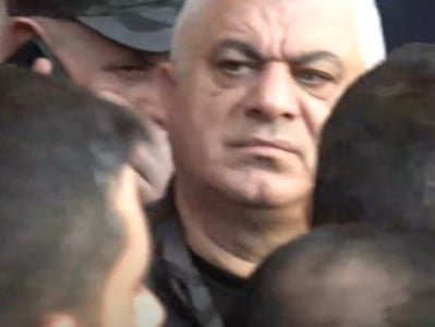 Начальник полиции Армении находится у здания правительства