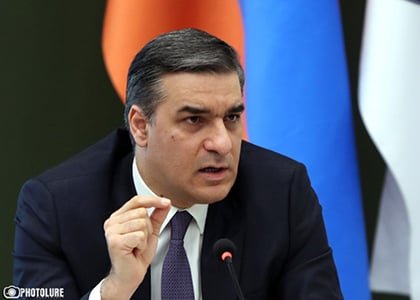 Арман Татоян: Останки 100 погибших находятся в отрезанных от Степанакерта населенных пунктах