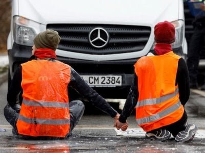 В Австрии водители пнули и облили водой экоактивистов